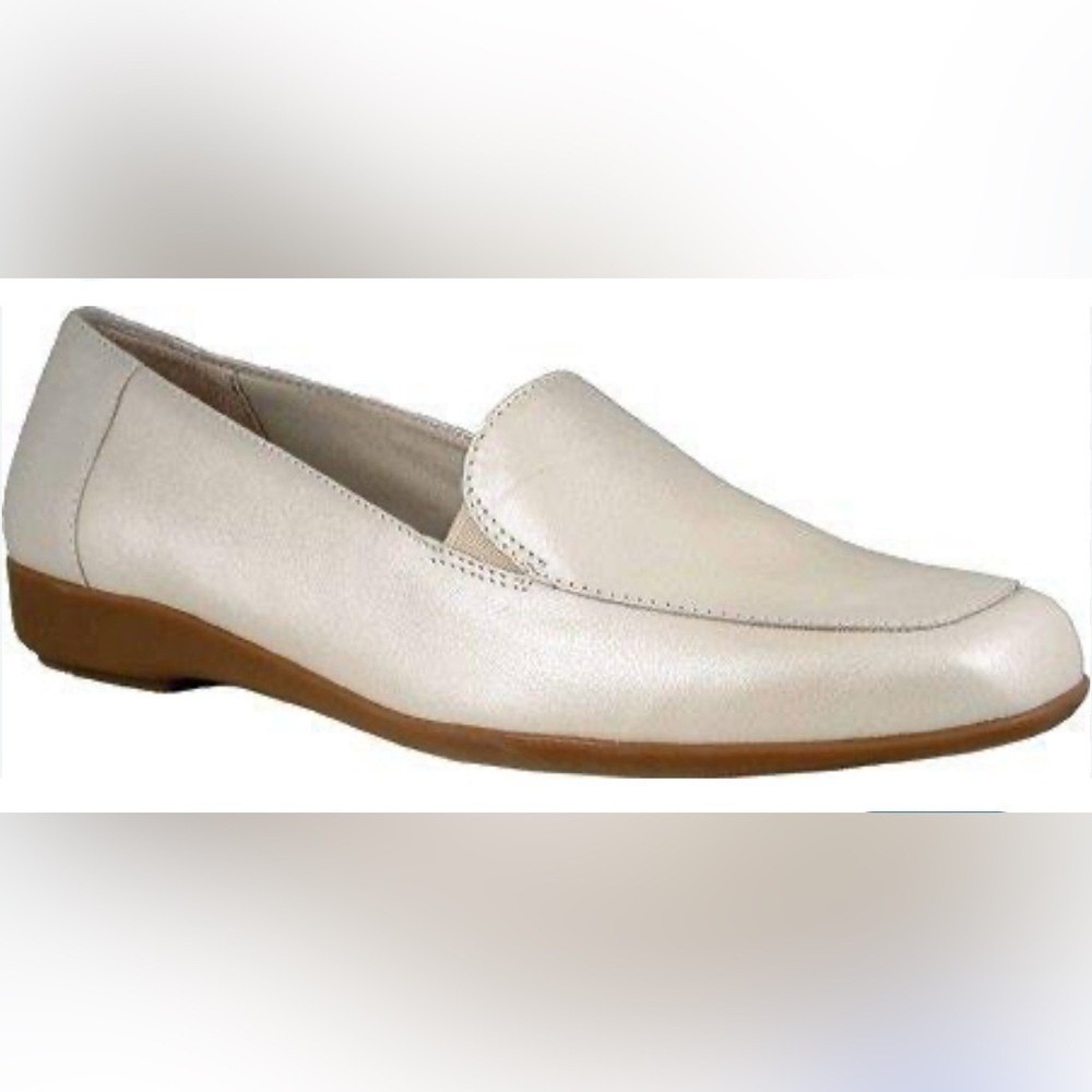 WALKING CRADLES Women's Leather Slip On Shoe Cream Loafer Comfort Comfy 8 Narrow